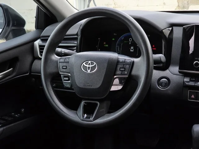 Used 2025 Ice Toyota LE image 18