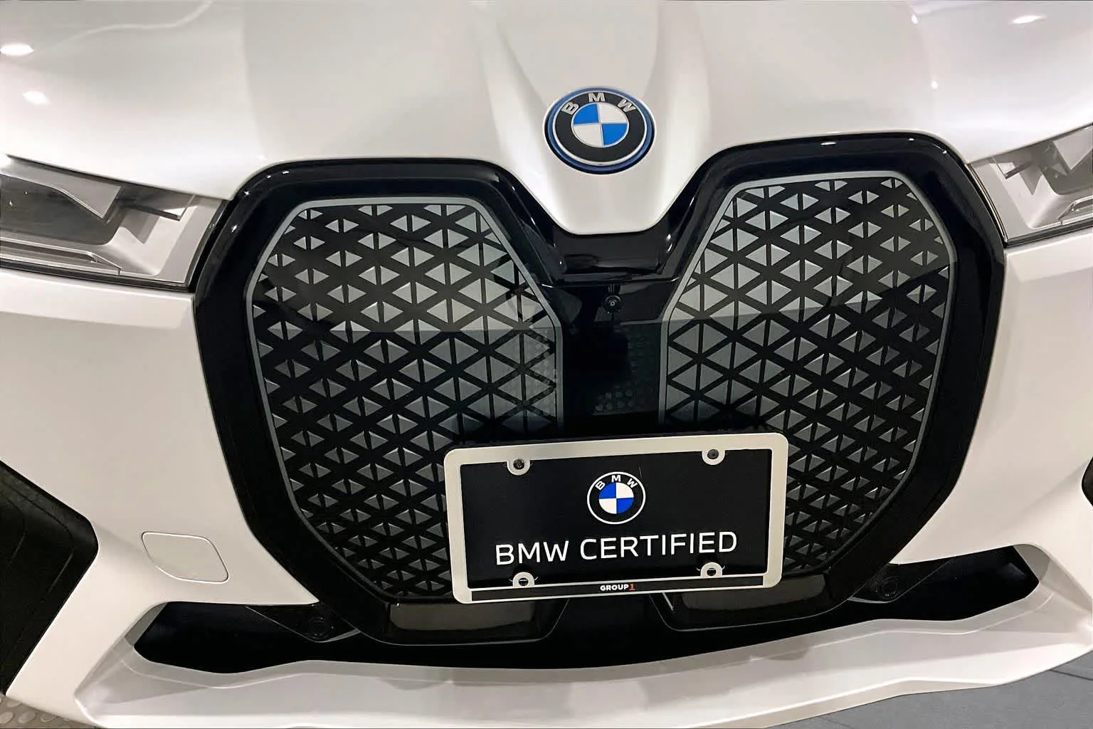 Certified Used 2025 Mineral White Metallic BMW xDrive50 image 28