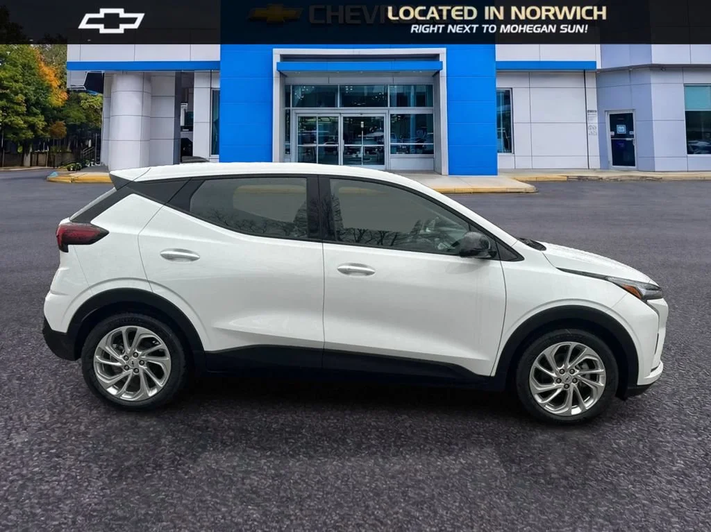 New 2027 Summit White Chevrolet LT image 30