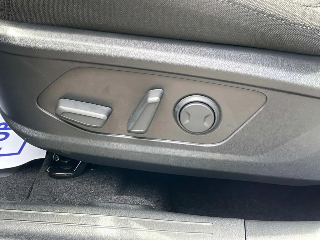 New 2025 White Hyundai SEL image 18