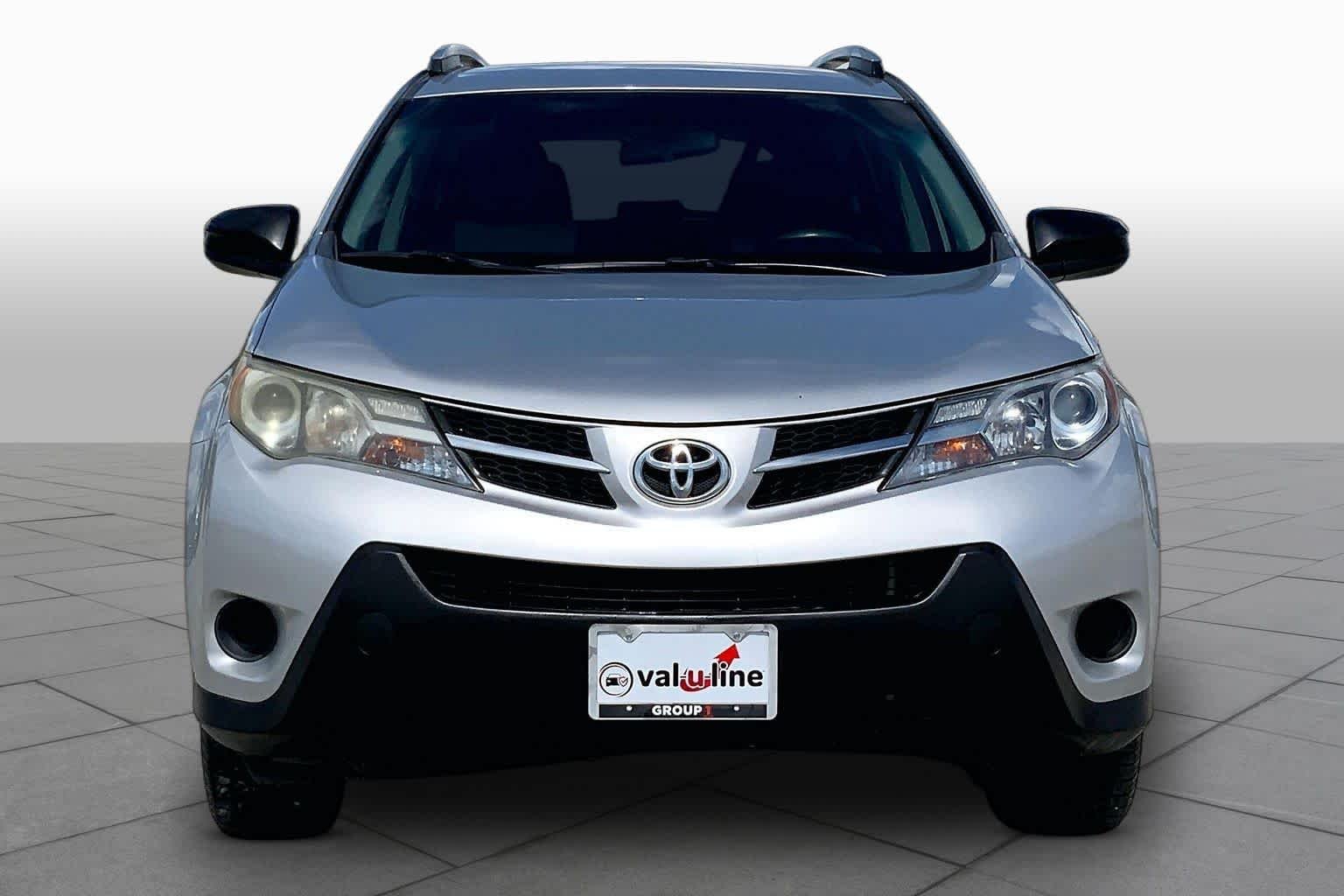 Used 2015 Classic Silver Metallic Toyota LE image 4