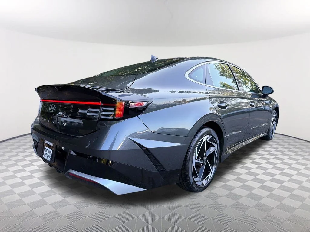 Used 2025 Gray Hyundai SEL Convenience image 5