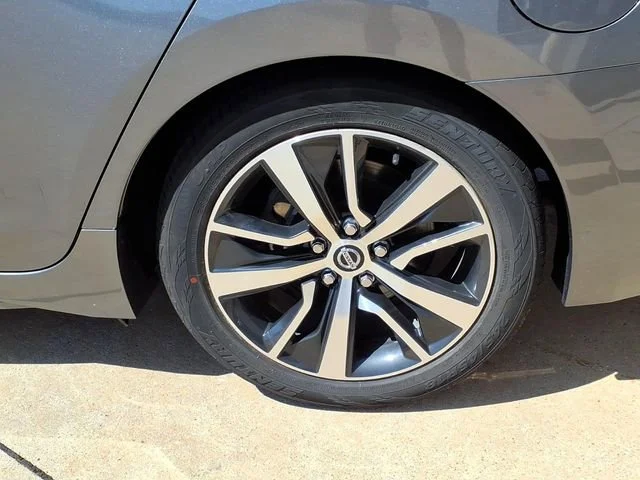 Used 2022 Gray Nissan SV Xtronic CVT image 27