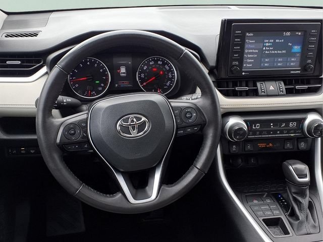 Used 2021  Toyota XLE Premium image 4