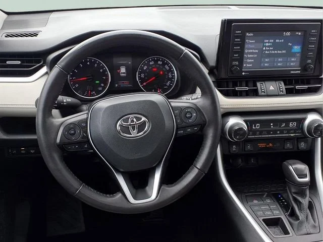 Used 2021  Toyota XLE Premium image 4