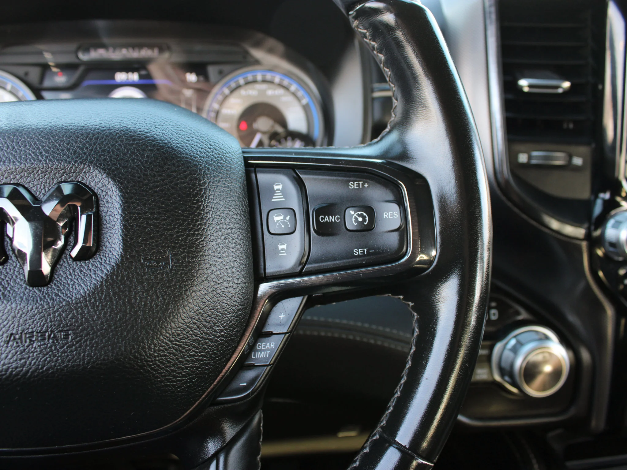 Used 2022 Grey RAM Limited * No Accidents | HEMI V8 | LOADED | ENVY Wheels | Head-Up Display | Night Edition image 24
