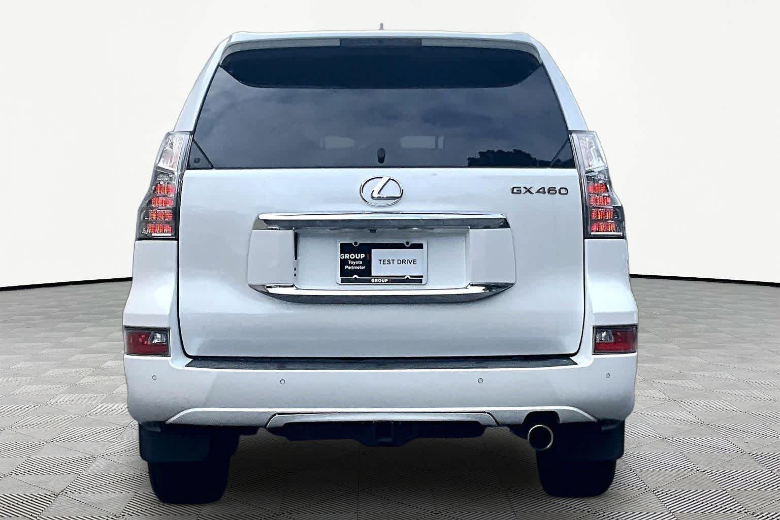Used 2015 Starfire Pearl Lexus Luxury image 4