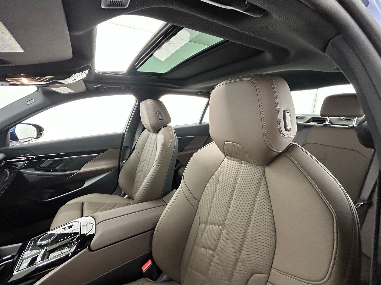 New 2026 Phytonic Blue Metallic BMW 530i xDrive image 29