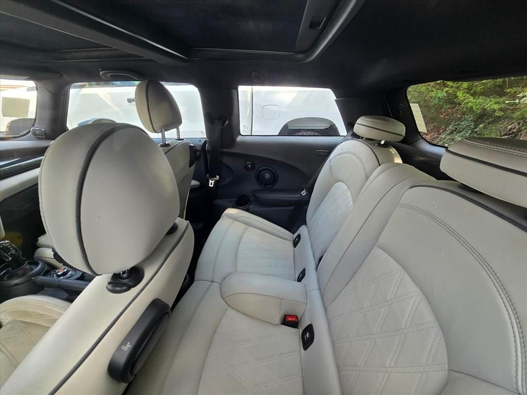 Used 2020 White MINI Classic image 5
