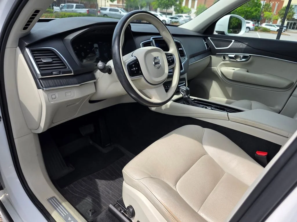 Used 2020 White Volvo T5 Momentum 7 Passenger image 11