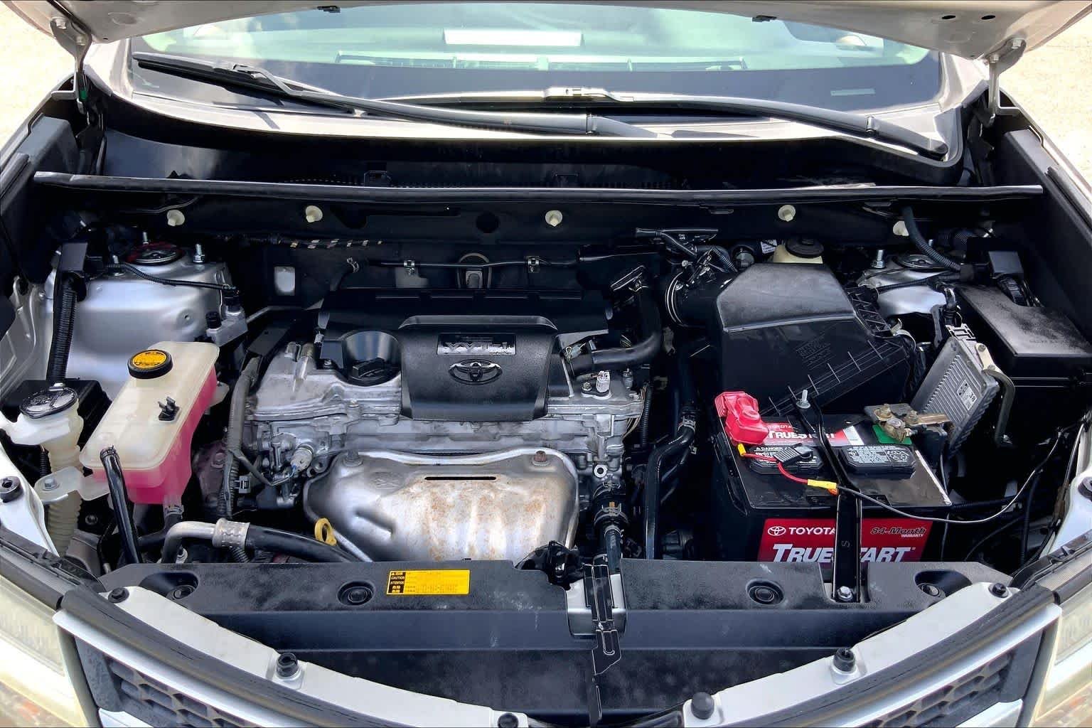 Used 2015 Classic Silver Metallic Toyota LE image 31