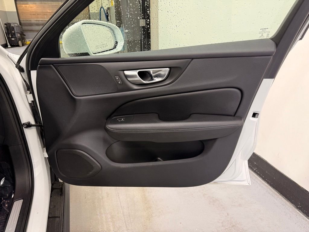 Used 2022 White Volvo  image 27
