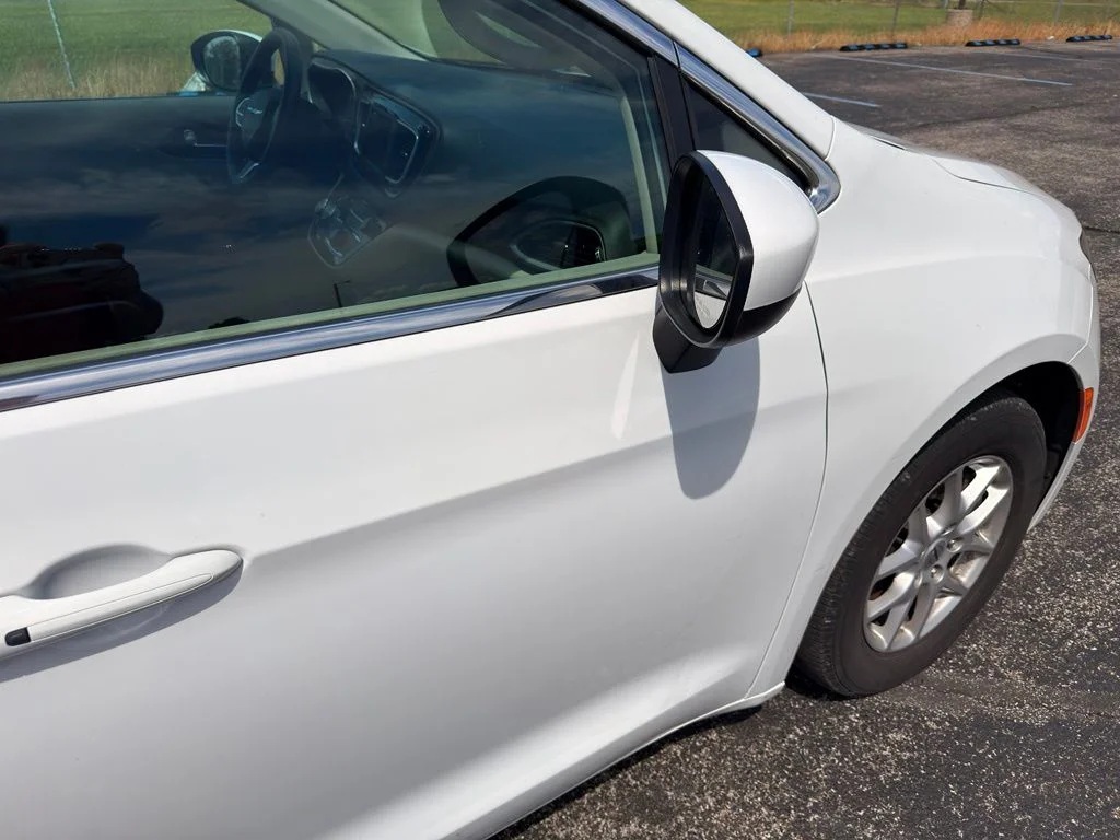 Used 2022 White Chrysler LX image 5