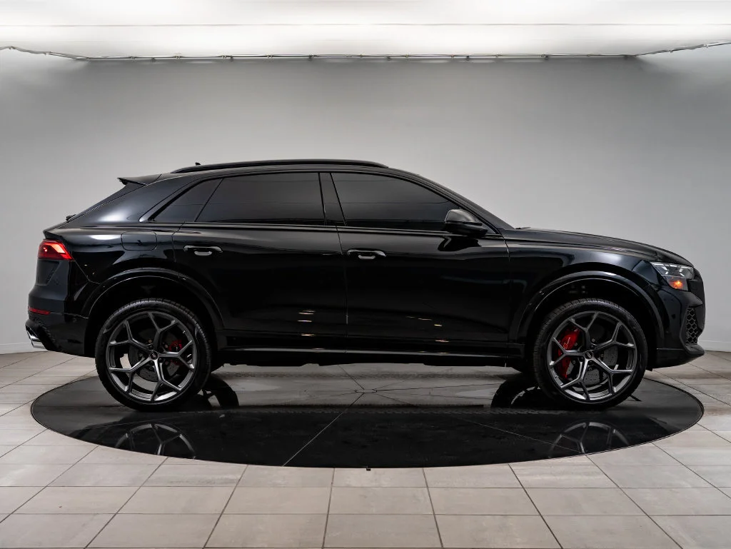 Used 2025 Mythos Black Metallic Audi 4.0T image 11