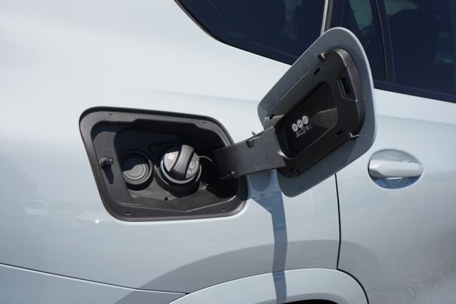 Used 2025 Gray BMW xDrive40i image 13