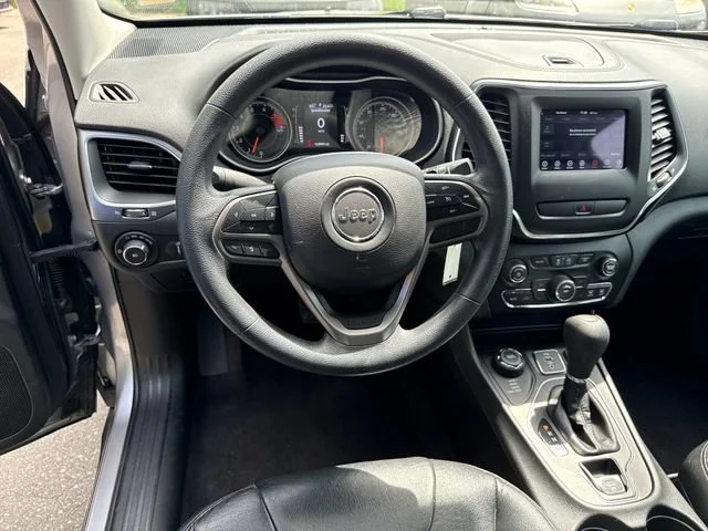 Used 2019 Billet Silver Metallic Clearcoat Jeep Latitude image 17