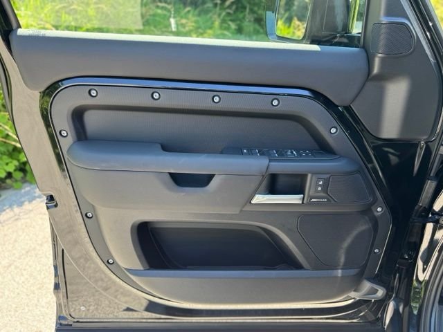 New 2026 Santorini Black Land Rover S image 8