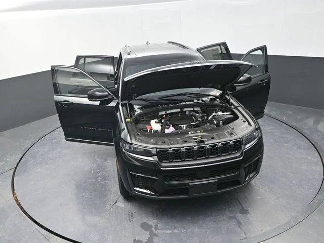 New 2026 Diamond Black Crystal Pearl-Coat Exterior Paint Jeep Altitude image 31