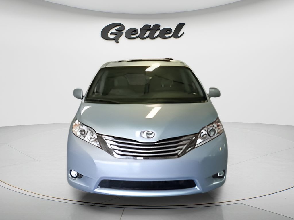 2017 Toyota Sienna XLE V6 7-Passenger Access Seat's photo