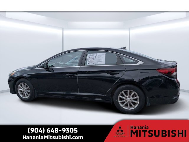 Used 2018 Black Hyundai SE image 3