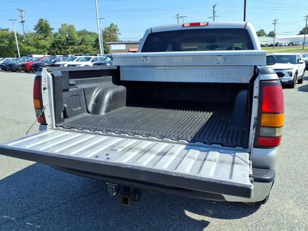 Used 2005 Silver GMC SLT image 32
