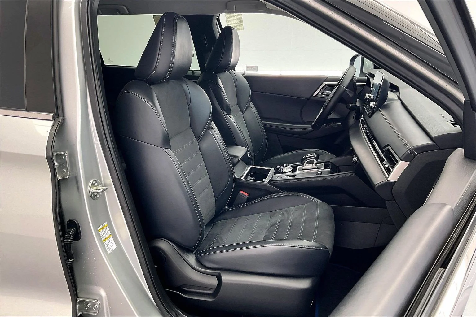 2023 Mitsubishi Outlander Plug-In Hybrid SE - Photo 6