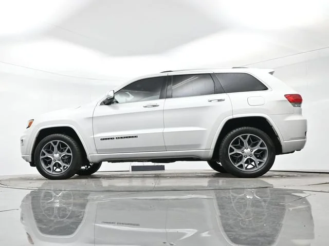 Used 2019 Ivory 3-coat Jeep Overland image 28