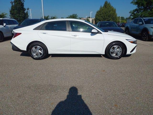 New 2026 White Hyundai SE image 5