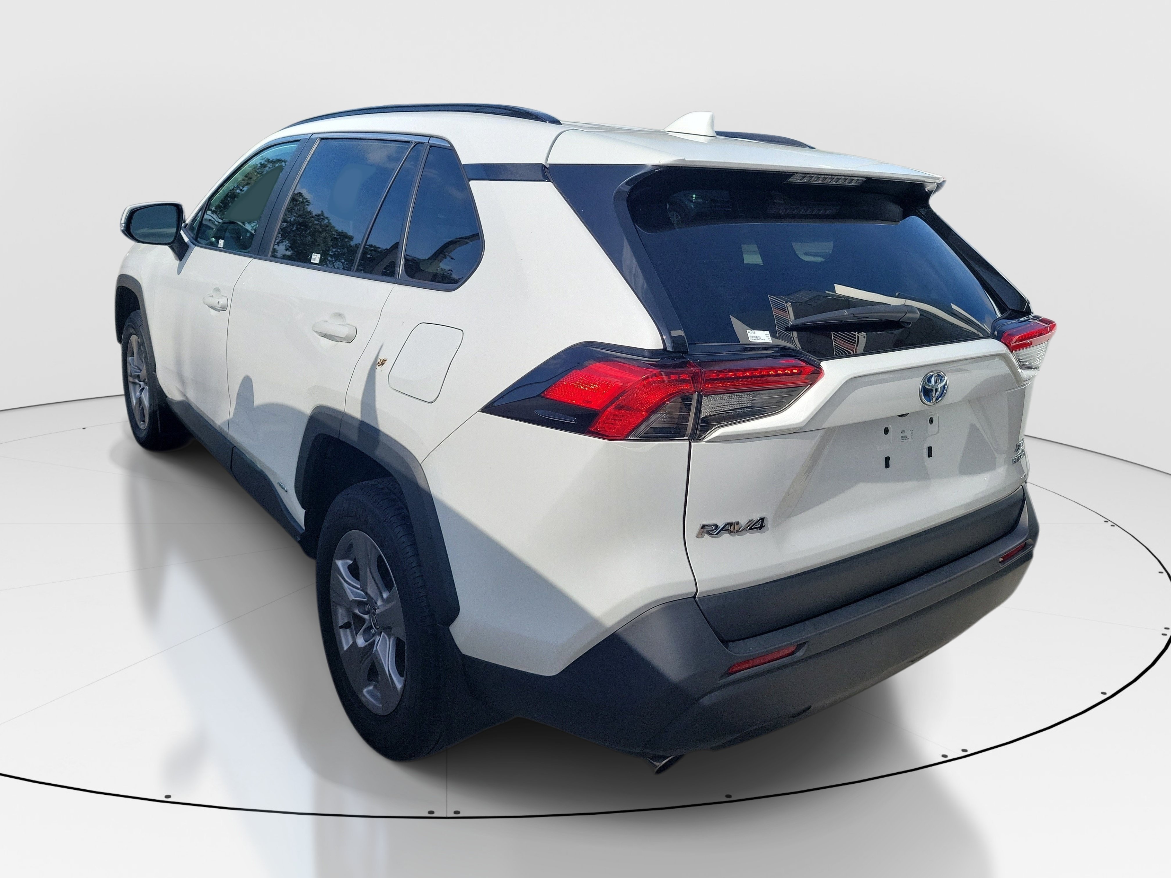 Used 2024 Ice Toyota Hybrid XLE image 4