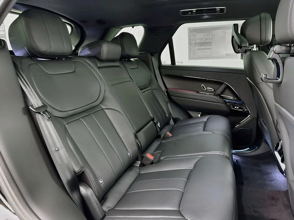New 2027 Santorini Black Land Rover Dynamic SE image 29