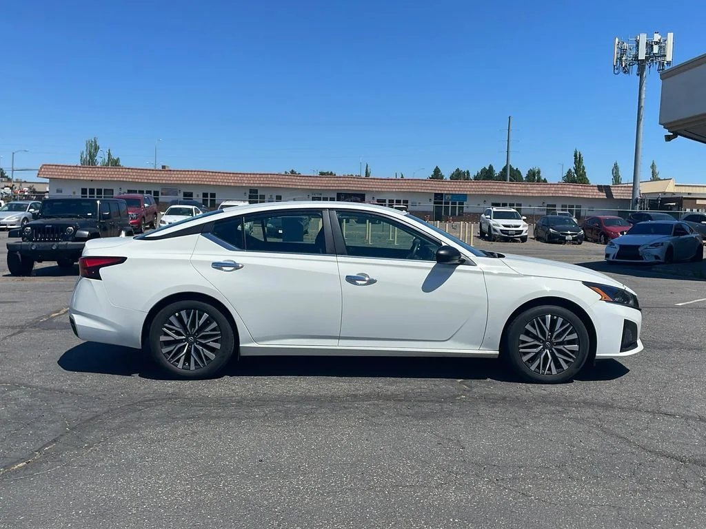 2025 Nissan Altima SV - Photo 8