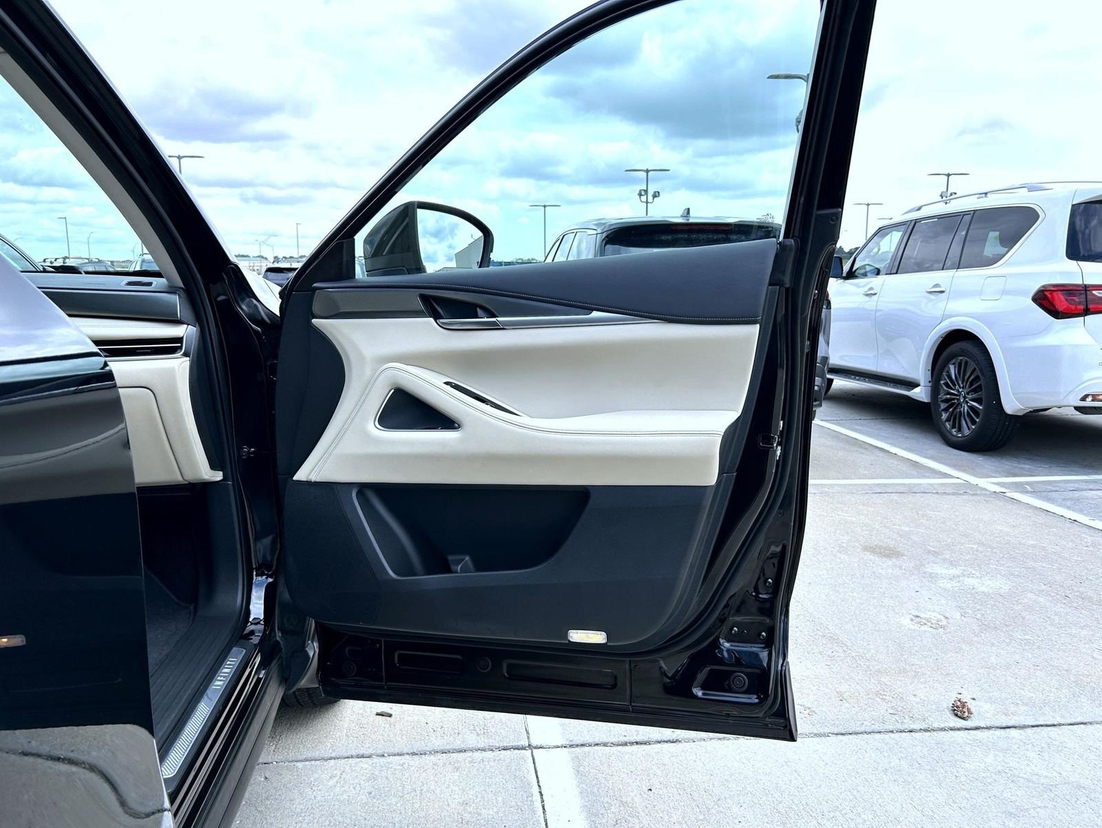 Used 2025 Black INFINITI LUXE image 16