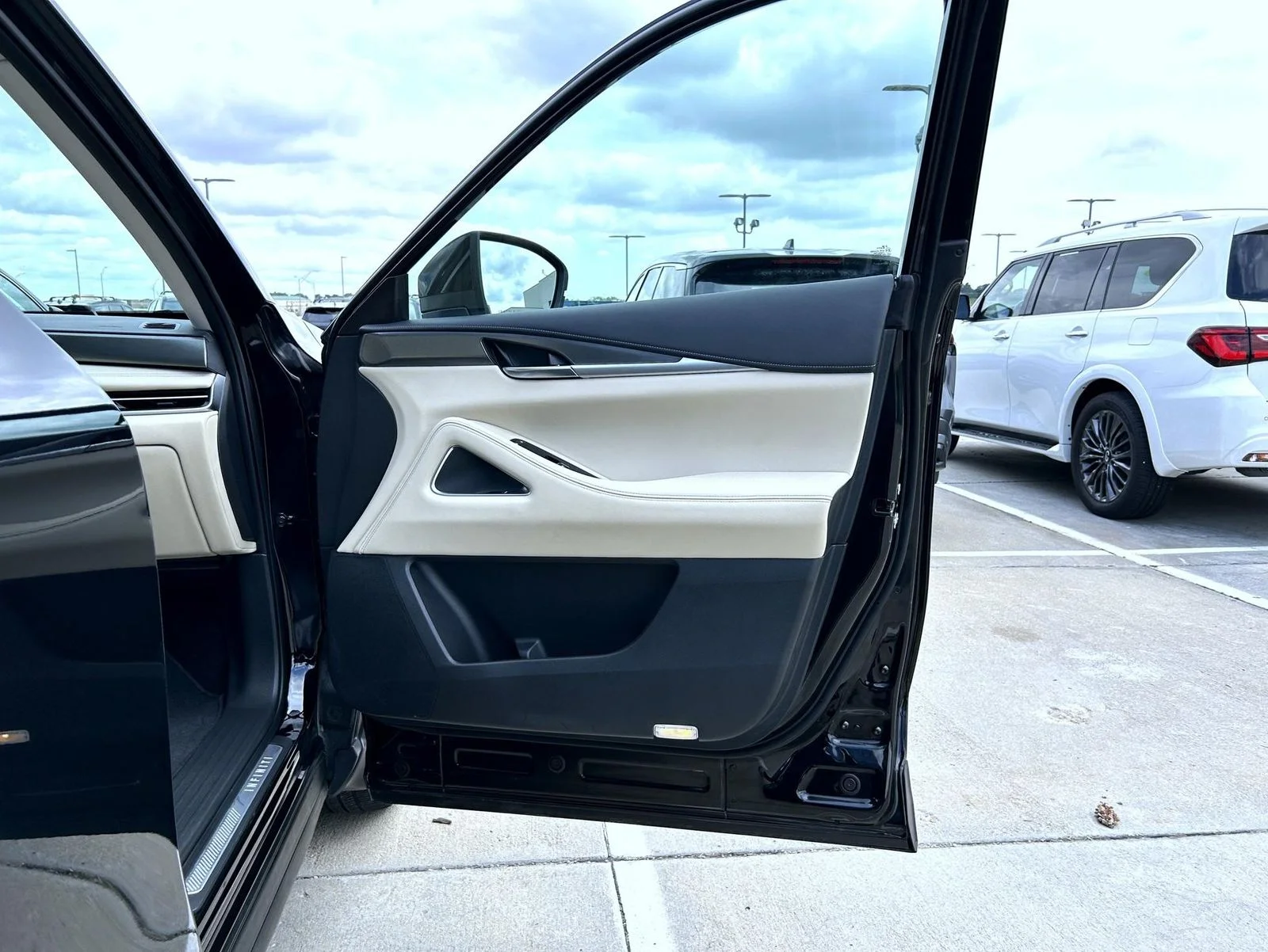 Used 2025 Black INFINITI LUXE image 16