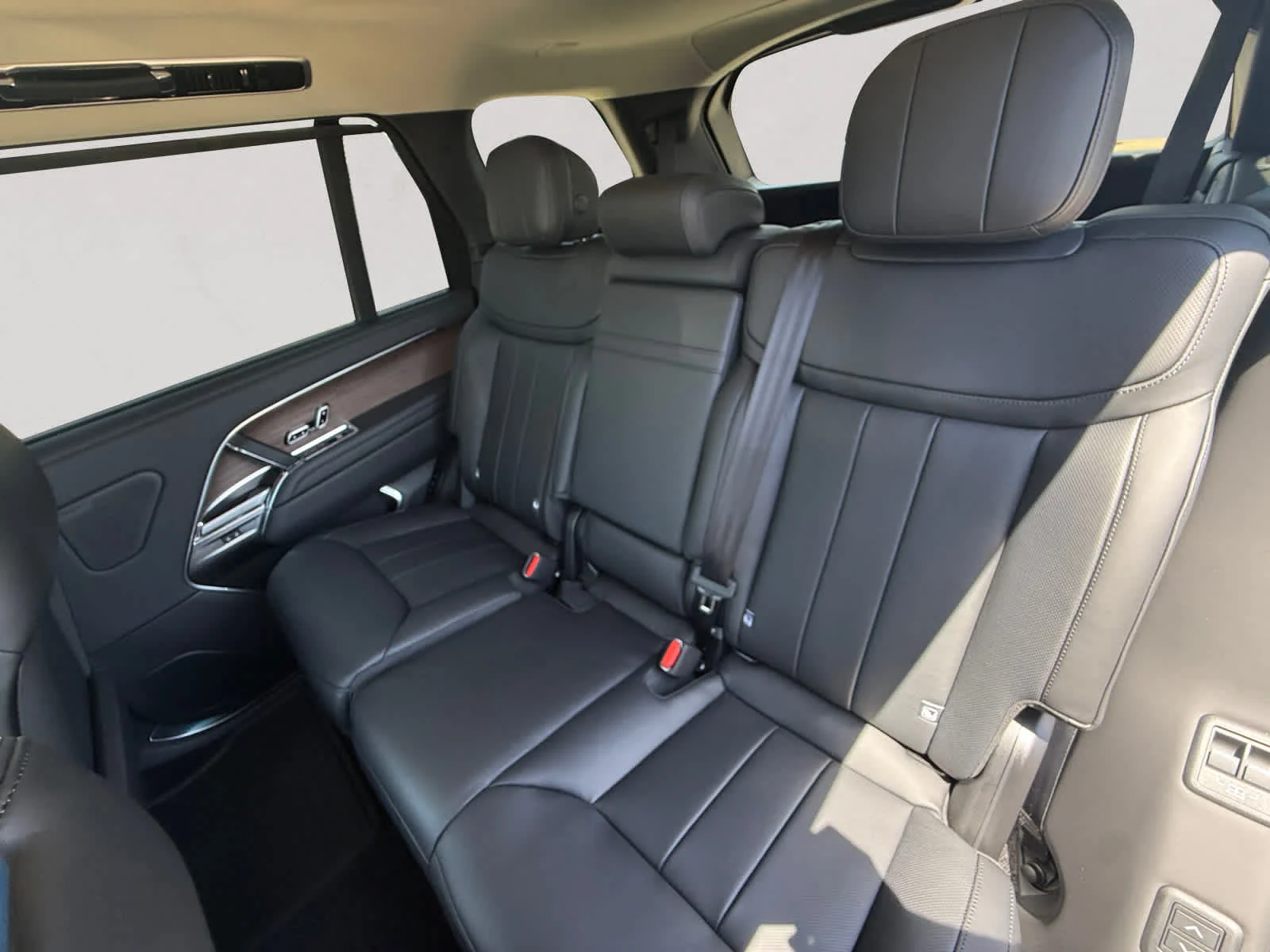 New 2026 Santorini Black Land Rover SE image 13