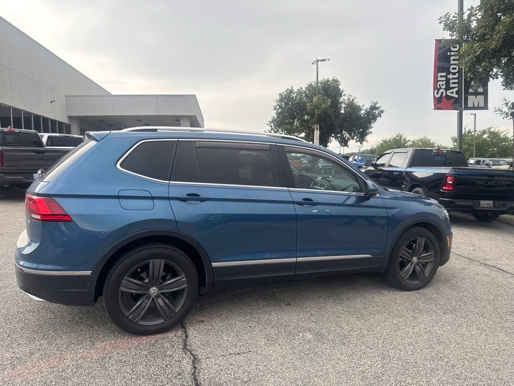 Used 2018 Blue Volkswagen 2.0T SEL Premium image 22