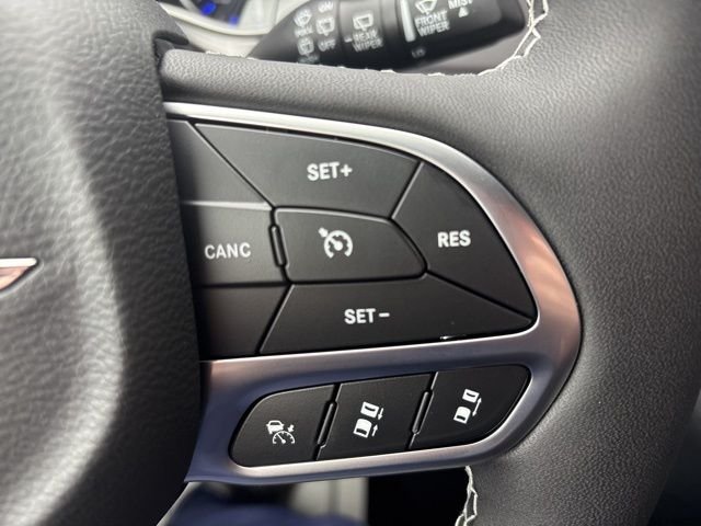 New 2026 Diamond Black Crystal Pearl-Coat Exterior Paint Chrysler Select image 22