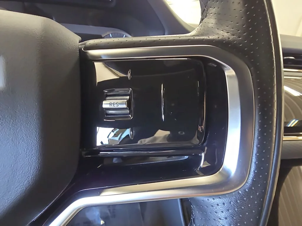 Used 2021  Land Rover Dynamic image 18