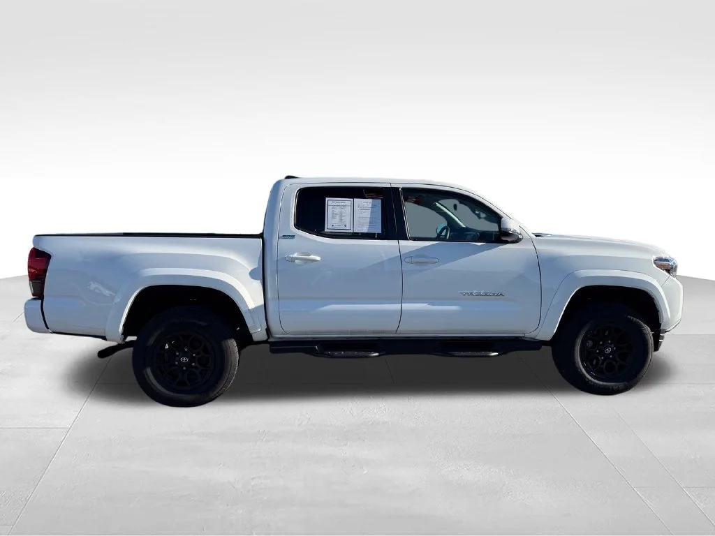 Used 2022 White Toyota SR5 image 29