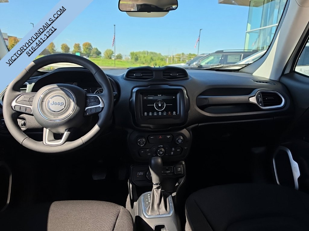 Used 2018 White Jeep Latitude image 21