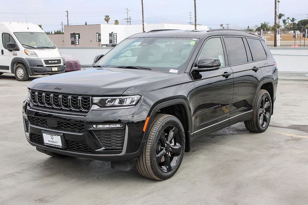 New 2026 Diamond Black Crystal Pearlcoat Jeep Limited image 4