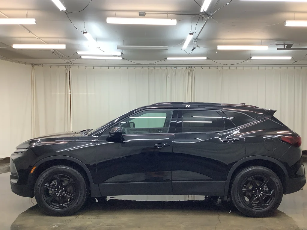 Used 2023 BLACK Chevrolet LT image 10