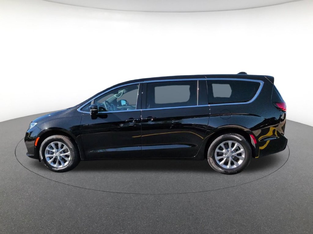 New 2026 Diamond Black Crystal Pearl-Coat Exterior Paint Chrysler Limited image 10