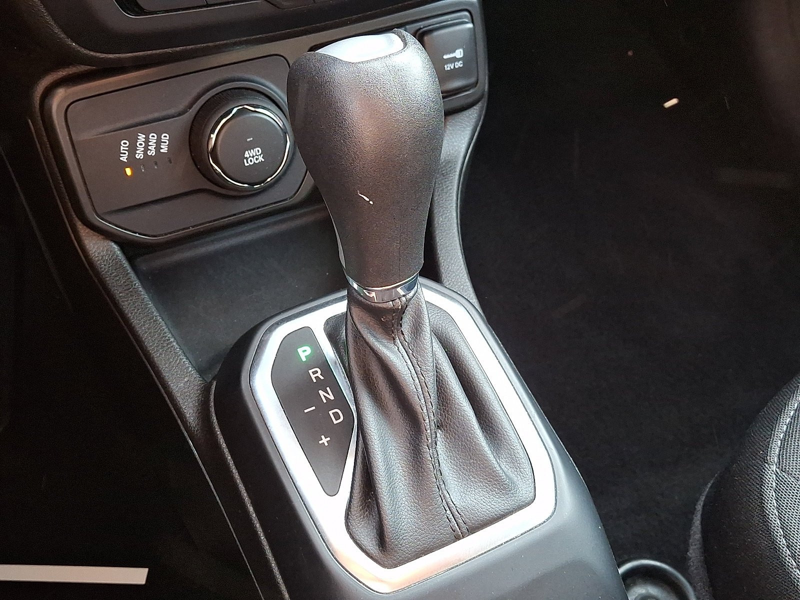 Used 2023 Slate Blue Pearlcoat Jeep Latitude image 13