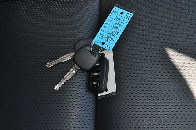 Used 2002 White Toyota SE image 23