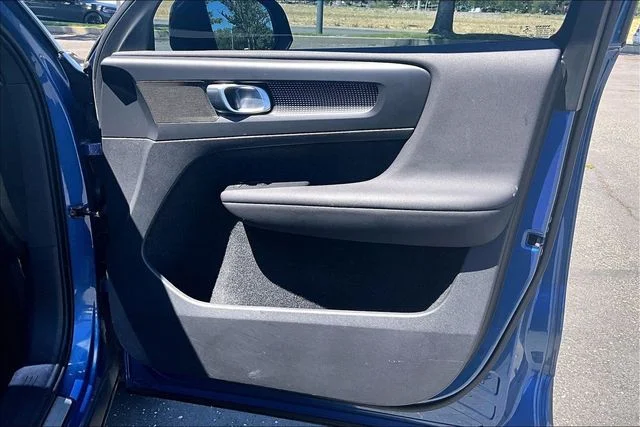 Used 2020 Blue Metallic Volvo R-Design image 24