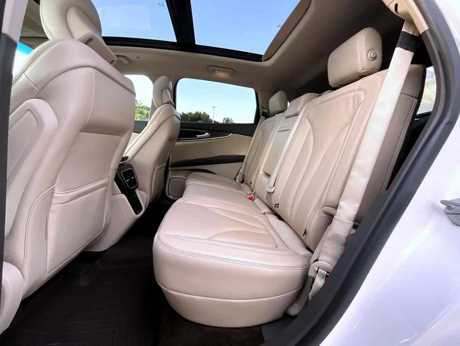 Used 2017 White Lincoln Reserve image 22