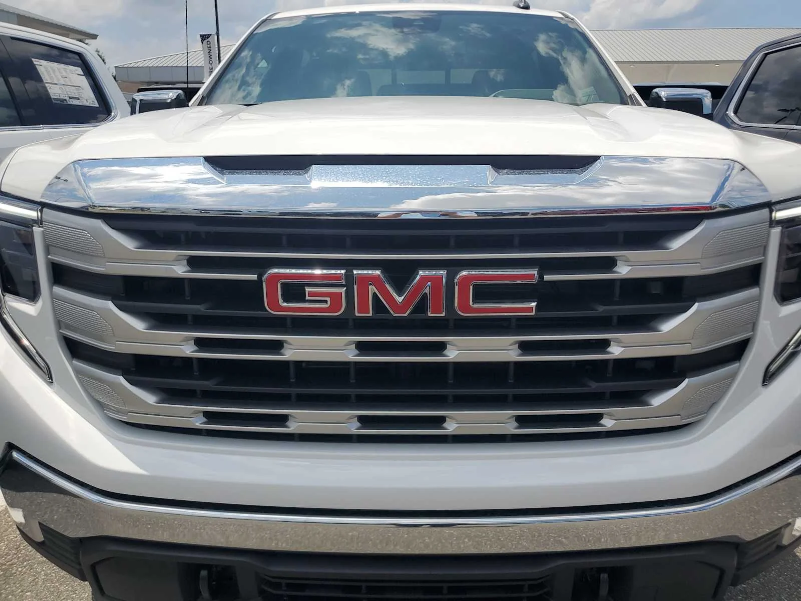 New 2026 Summit White GMC SLE image 19
