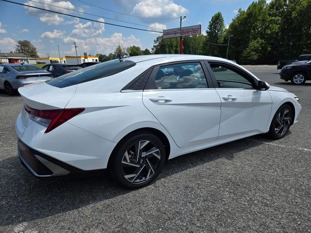 Used 2025 White Hyundai SEL Convenience image 8