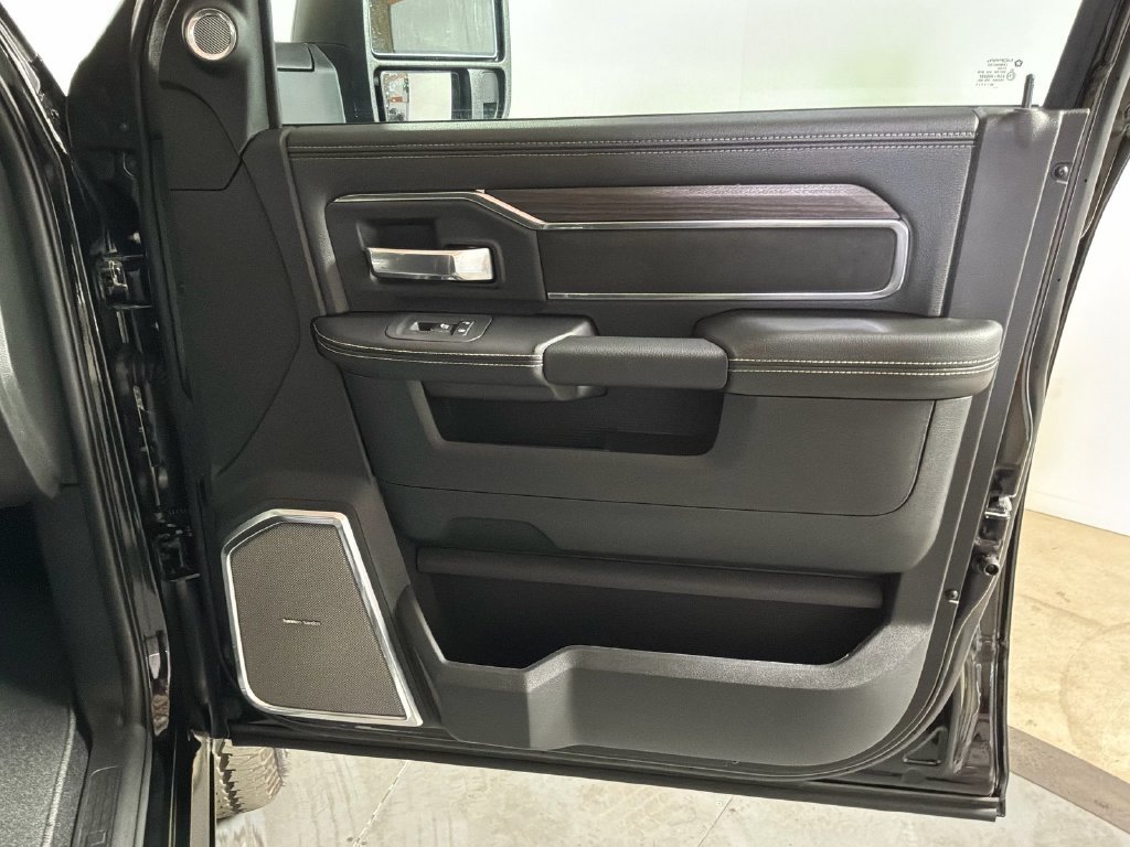 New 2027 Diamond Black Crystal Pearl-Coat Exterior Paint RAM Laramie image 17