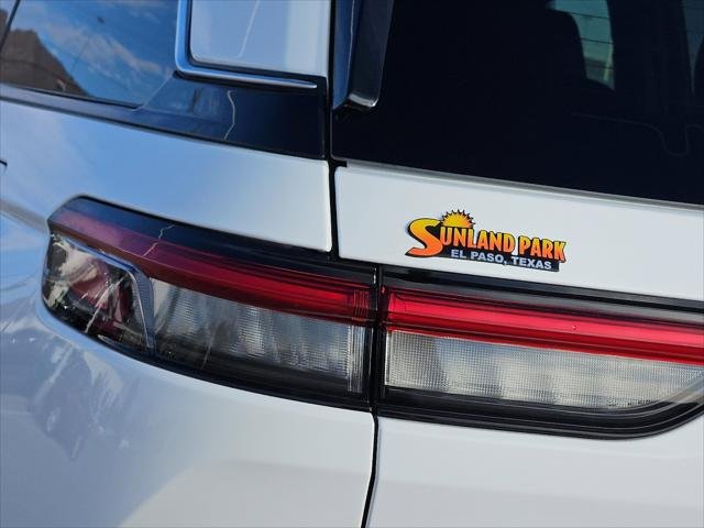 New 2025 Bright White Clear-Coat Exterior Paint Jeep Laredo X image 11